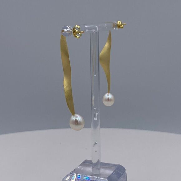 Earring, NWOT, solid 925 sterling silver, 22 Karat gold, real pearl, 2 in. drop - Picture 5 of 11